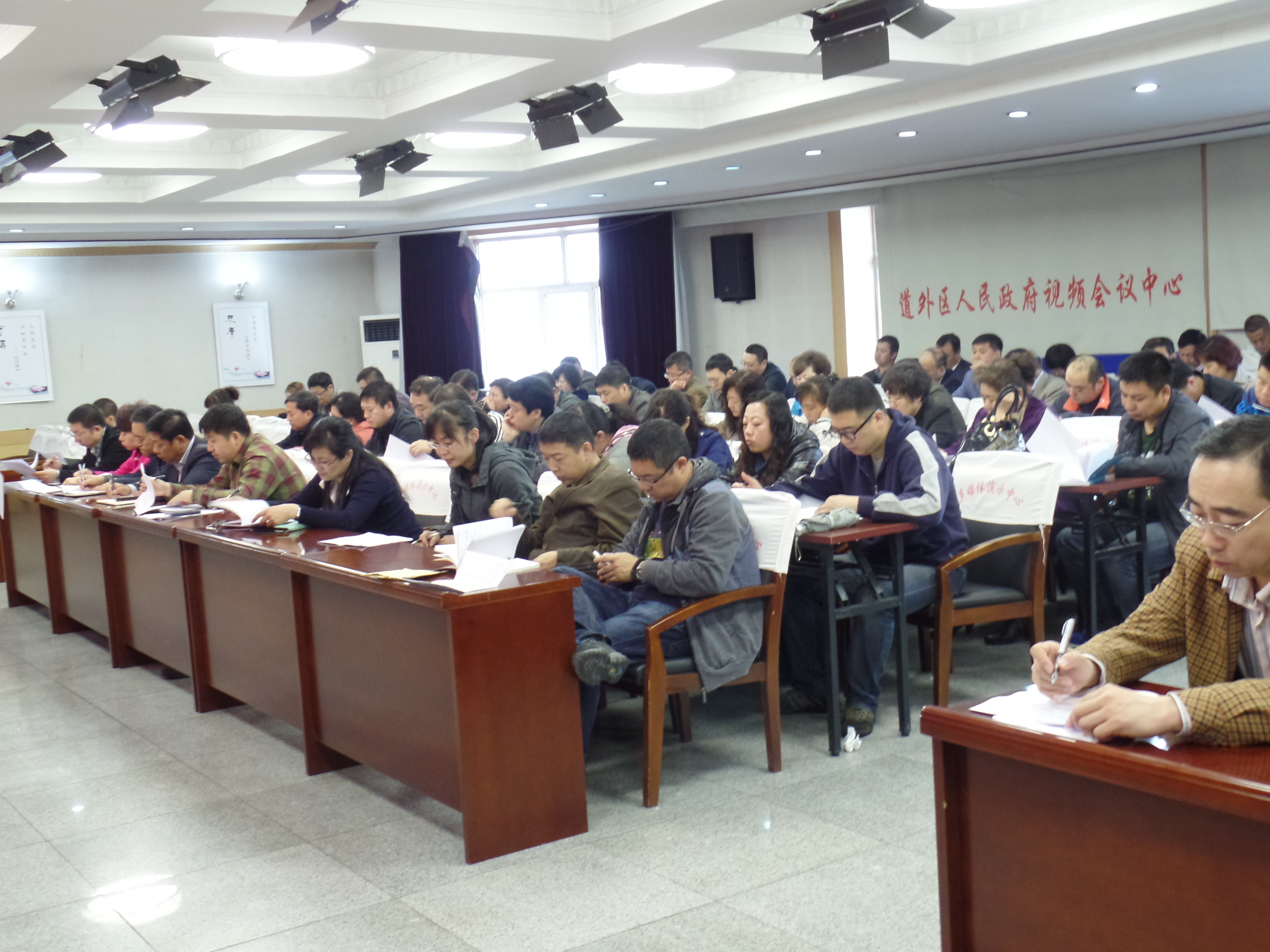 ��ǿ�ƶȽ���淶ִ����Ϊ